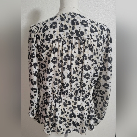Cabi Leopard print wrap style roushing on sleeve top size small - Picture 3 of 14